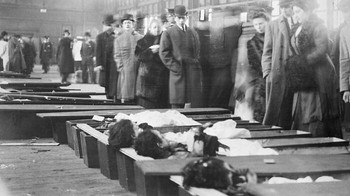 Kebakaran Pabrik Triangle Shirtwaist di Kota New York. Kebakaran tersebut menewaskan 146 pekerja garmen, sebagian besar perempuan, karena kurangnya peraturan keselamatan. Sifat publik dari bencana ini menyebabkan reformasi keselamatan yang menyeluruh. Foto: Boredpnada