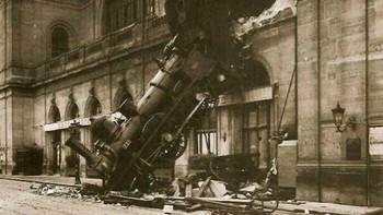 Stasiun Gare Montparnasse di Paris, Prancis, menjadi berita utama di seluruh dunia pada tanggal 22 Oktober 1895, ketika kereta Granville Express, yang terlambat beberapa menit, memasuki stasiun terlalu cepat dan menabrak dinding stasiun. Foto: Boredpnada