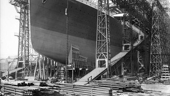 Kapal RMS Titanic Sedang Dalam Pembangunan (Sekitar Tahun 1909-1911), Di Galangan Kapal Terbesar di Dunia, Harland & Wolff, di Belfast. Dari lebih dari 3.000 orang yang bekerja di kapal paling terkenal di dunia, yang berlayar pada tanggal 2 April 1912, 246 orang terluka, 28 di antaranya kehilangan lengan atau kaki akibat benda-benda seperti baja yang jatuh. Foto: Boredpnada
