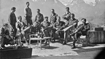 Kompi E (Asy), Resimen Infanteri Parasut ke-506 (Dikenal dari Band of Brothers) Beristirahat sejenak setelah merebut sarang Elang Hitler di Berchtesgaden, Pegunungan Alpen Bavaria, Mei 1945. Kompleks bunker ini selesai dibangun pada tahun 1938 dengan biaya 30 juta reichsmark, yang setara dengan sekitar 163 juta dolar AS saat ini. Foto: Boredpanda