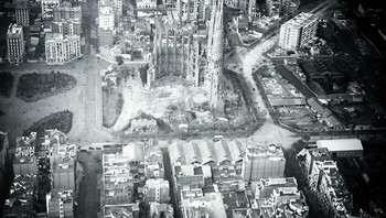 Foto Udara Sagrada Familia (Barcelona, 1930) Saat Pembangunan Foto: Boredpanda