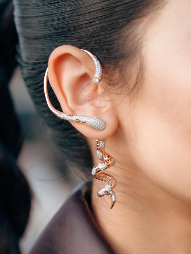 Rasa bangga memakai produk lokal turut dihadirkan Maudy lewat jajaran aksesori. Ia memakai anting Frank & co. yang memiliki desain seperti tanduk kerbau, spirit animal dalam film Para Perasuk. (Foto: Instagram/@maudyayunda)