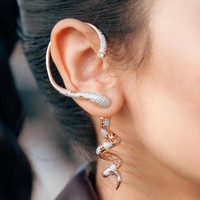 Rasa bangga memakai produk lokal turut dihadirkan Maudy lewat jajaran aksesori. Ia memakai anting Frank & co. yang memiliki desain seperti tanduk kerbau, spirit animal dalam film Para Perasuk. (Foto: Instagram/@maudyayunda)