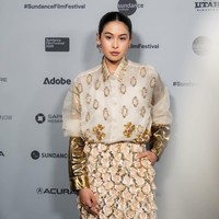 Aktris 31 tahun itu berbalut outfit dengan permainan layering yang sophisticated dari koleksi Biyan Spring-Summer 2026. Tampak baju lengan panjang emas dilapisi kemeja oversized yang berhiaska detail embelishment keemasan sehingga memberi sentuhan glamor. Rok high-waist hadir dengan tampilan dramatis lewat aplikasi sequin berbentuk bunga tiga dimensi nan memukau. (Foto: Instagram/@maudyayunda)