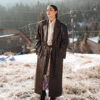 Coat kulit, tak hanya berfungsi untuk menghangatkan tubuh Maudy di lokasi yang sedang memasuki musim dingin itu, tapi juga menyempurnakan tampilan. Tidak ketinggalan, sepasang boots berbahan beludu yang memberi kesan mewah. (Foto: Instagram/@maudyayunda)