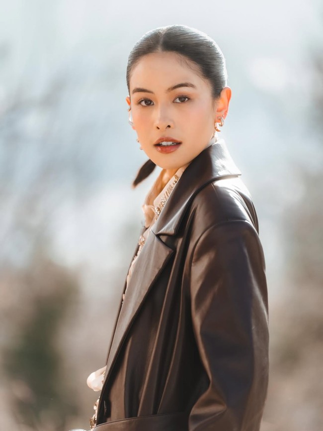 Statement layers, Sundance, and a Snowy world premiere, tulis Maudy di Instagram untuk mendeskripsikan gayanya. Penampilannya kali ini mustahil terwujud tanpa bantuan stylist Hagai Pakan. (Foto: Instagram/@maudyayunda)