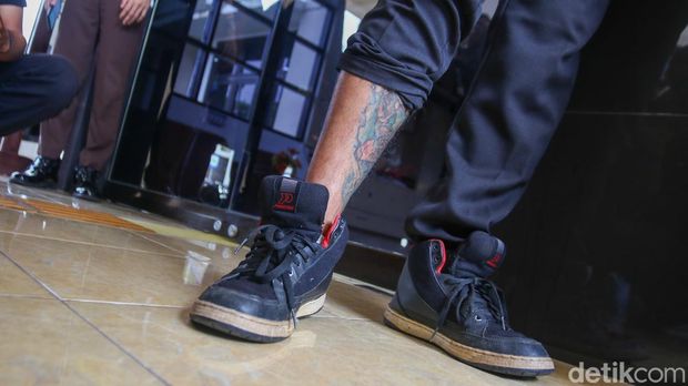 Gelang GPS di Kaki Hogi dilepas Gelang kaki GPS di kaki Hogi dilepas.