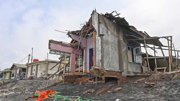Gelombang Tinggi Rusak Rumah Nelayan di Pesisir Ampenan