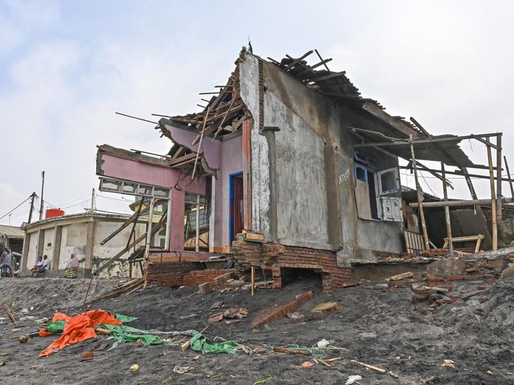 Gelombang Tinggi Rusak Rumah Nelayan di Pesisir Ampenan