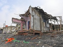 Gelombang Tinggi Rusak Rumah Nelayan di Pesisir Ampenan