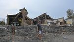 Gelombang Tinggi Rusak Rumah Nelayan di Pesisir Ampenan