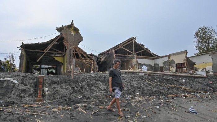 Warga berada dekat rumah yang rusak diterjang gelombang tinggi di pesisir kampung nelayan, Lingkungan Bugis, Ampenan, Mataram, NTB, Senin (26/1/2026). Akibat terjangan gelombang tinggi yang terjadi sejak empat hari lalu menyebabkan abrasi dan sebanyak delapan belas rumah nelayan mengalami kerusakan dan terkubur pasir yang terbawa gelombang tinggi.ANTARA FOTO/Ahmad Subaidi/nz