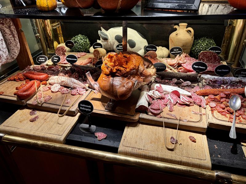 Gokil! Restoran Buffet Terbesar di Dunia Ini Punya 150 Jenis Makanan