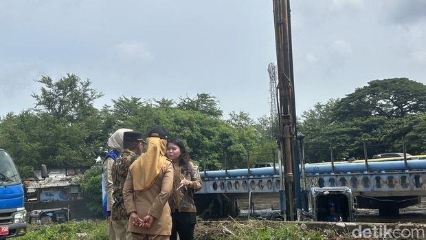 Gubernur DKI Jakarta Pramono Anung meninjau pengerukan Kali Sepak, Jakarta Barat. Pramono menyampaikan kemungkinan hujan akan turun cukup tinggi besok. (Kadek ML/detikcom)