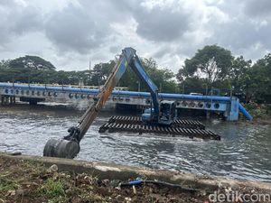 Video Pramono Cek Pengerukan Kali di Kembangan untuk Antisipasi Banjir