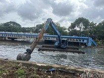 Video Pramono Cek Pengerukan Kali di Kembangan untuk Antisipasi Banjir