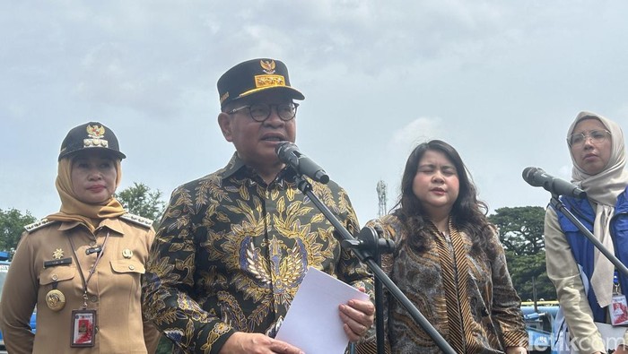 Pramono Minta Walkot Jakbar Buat Aturan Larangan Buang Sampah Sembarangan