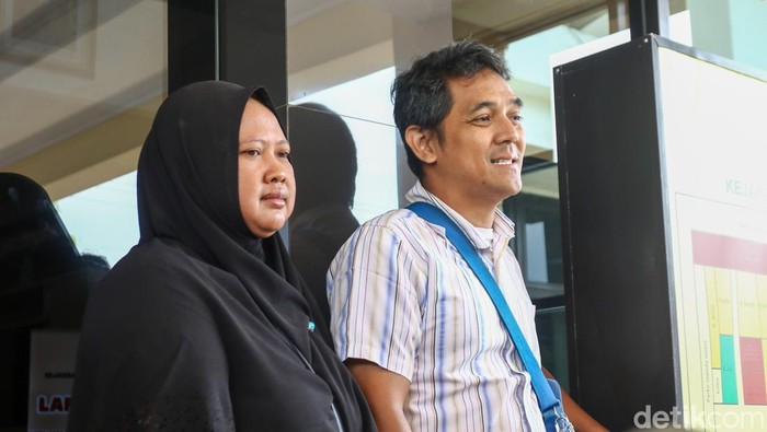 Hogi dan istrinya usai mediasi dengan keluarga jambret yang tewas kecelakaan, Kejari Sleman, Senin (26/1/2026).