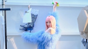 Gaeul tampil dengan outer bulu biru. Warna rambut cotton candy-nya mencolok banget! (Foto: dok. Starship Entertainment)