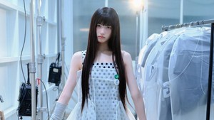 Gaya Leeseo dengan dress polkadot dan boots tinggi. Kayak boneka! (Foto: dok. Starship Entertainment)