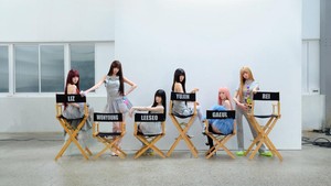 Deretan foto buat REVIVE+ dirilis Starship lewat media sosial IVE. Menampilkan 6 member grup pelantun Eleven itu bergaya rambut panjang terurai. (Foto: dok. Starship Entertainment)