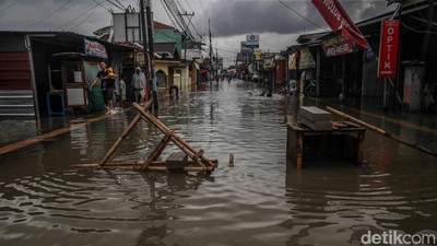 Jalan Utama Babelan Dikepung Banjir, Mobilitas Warga Terganggu