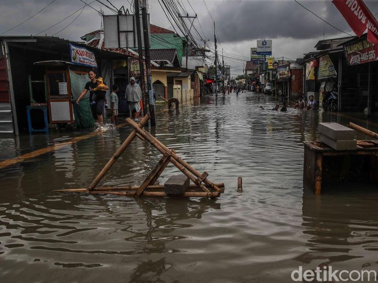 Jalan Utama Babelan Dikepung Banjir, Mobilitas Warga Terganggu