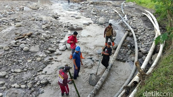 Jaringan pipa PDAM Tirta Baribis rusak akibat banjir.