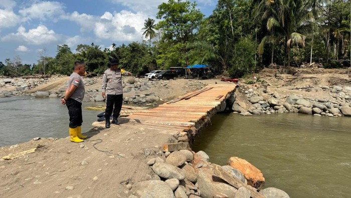 Jembatan darurat di Desa Riseh Tunong, Kecamatan Sawang, Kabupaten Aceh Utara. (Dok. Polres Lhokseumawe)