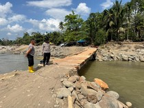Polisi Bangun Jembatan Darurat di Aceh Utara, Akses Antar Desa Kembali Terbuka