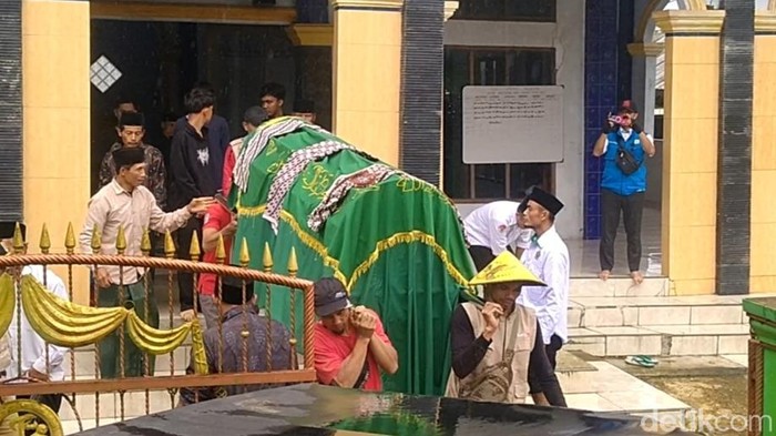 Jenazah korban longsor, Aksinudin (40), di Pemalang divekuasi, Senin (26/1/2026).