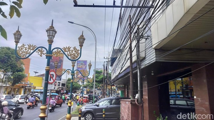 Kabel semrawut di kawasan Kayutangan Heritage Malang