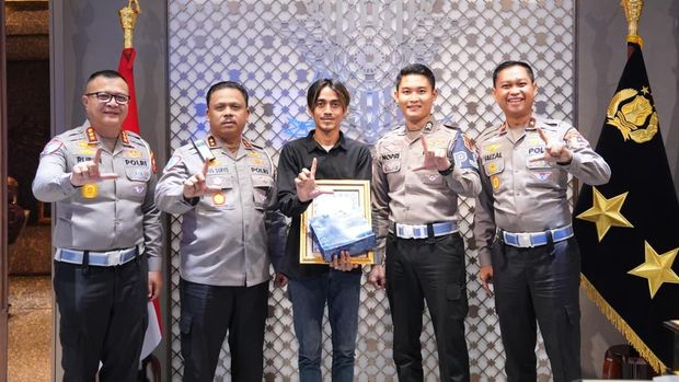 Kakorlantas Polri Irjen Agus Suryonugroho memberikan penghargaan ke sopir truk wingbox bernama Aan