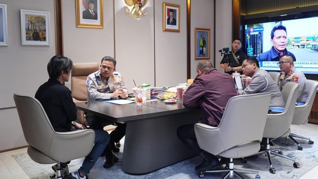 Kakorlantas Polri Irjen Agus Suryonugroho memberikan penghargaan ke sopir truk wingbox bernama Aan