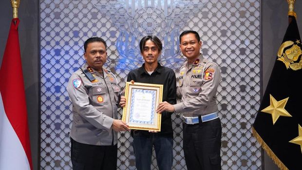 Kakorlantas Polri Irjen Agus Suryonugroho memberikan penghargaan ke sopir truk wingbox bernama Aan