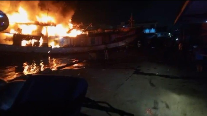 Kapal Nelayan Terbakar di Penjaringan, 17 Mobil Damkar Dikerahkan