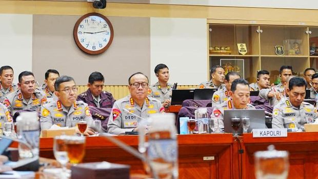 Kapolri Jenderal Sigit dan jajaran rapat kerja bersama Komisi III DPR di Gedung DPR, Senayan, Jakarta Pusat, Senin (26/1/2026).