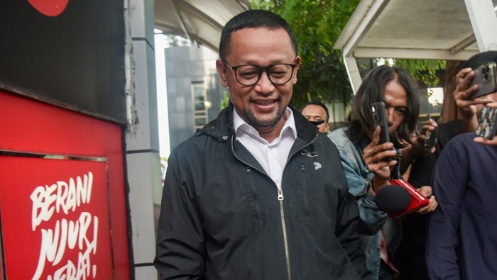 Tersangka kasus dugaan korupsi kuota haji dan penyelenggaraan ibadah haji Ishfah Abidal Aziz alias Gus Alex (tengah) berjalan keluar usai menjalani pemeriksaan di Gedung Merah Putih KPK, Jakarta, Senin (26/1/2026). Mantan staf Menteri Agama Yaqut Cho