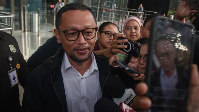 Tersangka kasus dugaan korupsi kuota haji dan penyelenggaraan ibadah haji Ishfah Abidal Aziz alias Gus Alex (tengah) berjalan keluar usai menjalani pemeriksaan di Gedung Merah Putih KPK, Jakarta, Senin (26/1/2026). Mantan staf Menteri Agama Yaqut Cho