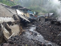 Kawasan Wisata Guci Tegal Hancur Diterjang Banjir Bandang