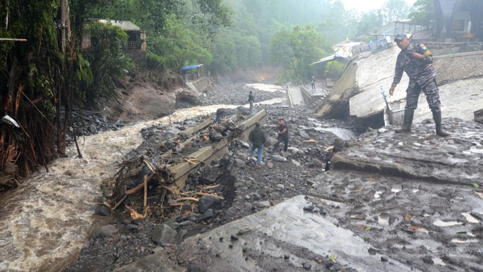 Bangunan yang rusak diterjang banjir bandang di Obyek Wisata Guci, Kabupaten Tegal, Jawa Tengah, Minggu (25/1/2026). ANTARA FOTO/Oky Lukmansyah/YU