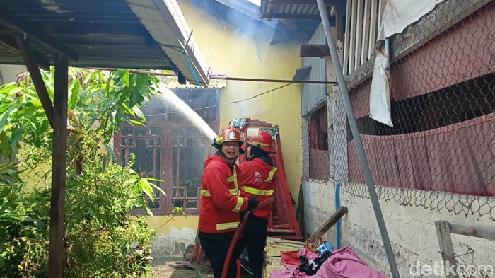 3 Rumah-1 Warung Makan di Padang Hangus Terbakar