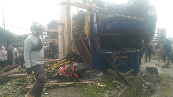Laka Beruntun di Padang Panjang, Truk Terguling-Rumah Warga Rusak