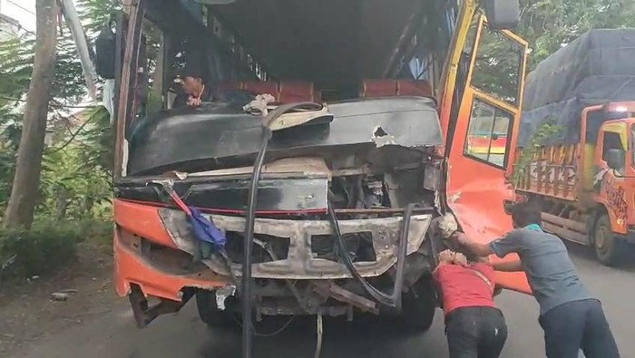 Kondisi Bus Rajawali yang terlibat kecelakaan dengan dump truk di Bojonegoro