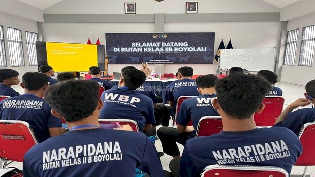 Kegiatan belajar dalam rangka program penyetaraan jenjang pendidikan Paket A, B dan C di lapas.