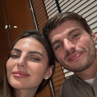 Kelly Piquet membagikan tren ‘throwback 2016’ di Instagram yang menuai perbedatan. Dalam postingannya, Kelly membagikan kisah pertemuannya dengan sang kekasih pembalap Max Verstappen 10 tahun lau.Foto: Instagram