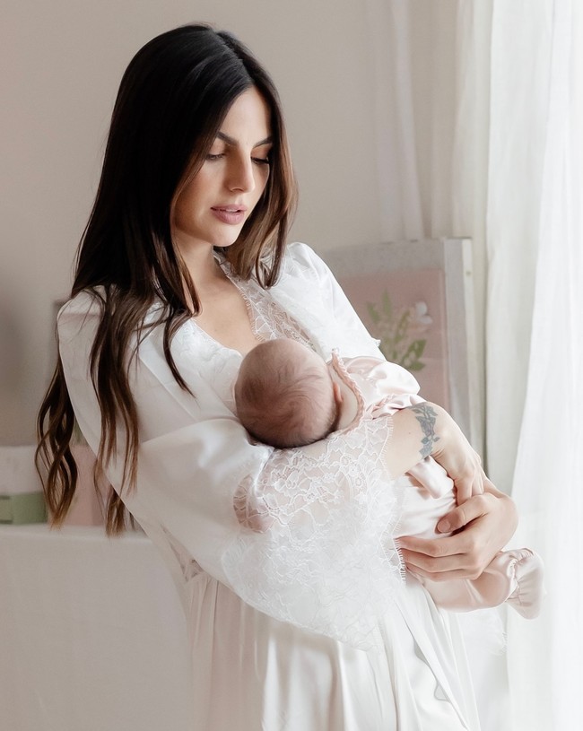 Karena lingkungannya, tak heran jika pria-pria yang mendekatinya datang dari dunia balap. Sebelum bersama Verstappen, ia diketahui pernah berpacaran dengan pembalap Rusia Danii Kvyat selama tiga tahun. Mereka memiliki satu anak perempuan bersama. Foto: Instagram