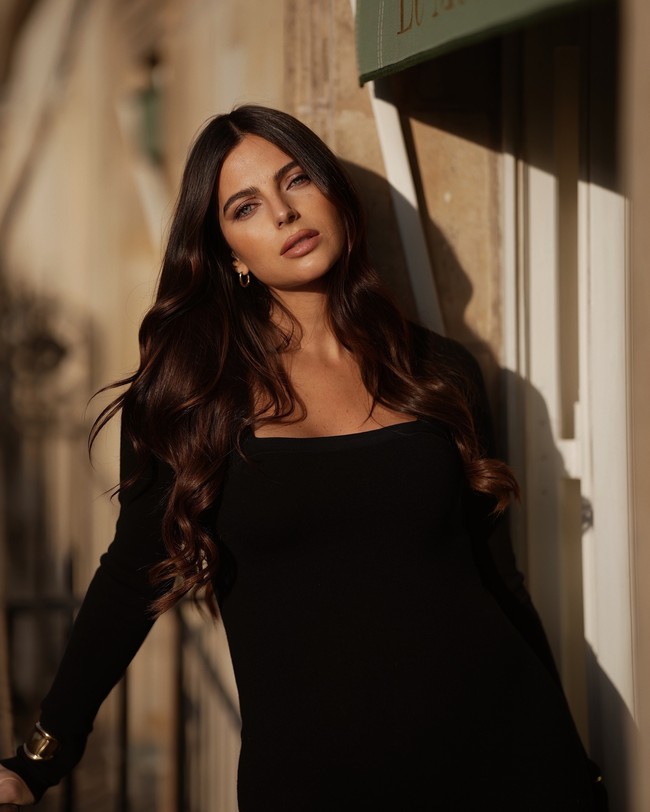 Kelly Piquet sendiri adalah model asal Brazil yang merupakan anak dari pembalap legendaris, Nelson Piquet. Dalam foto dan video yang beredar, ia menunjukkan ekspreasi wajah yang tidak senang saat pacarnya disoraki. Foto: Instagram