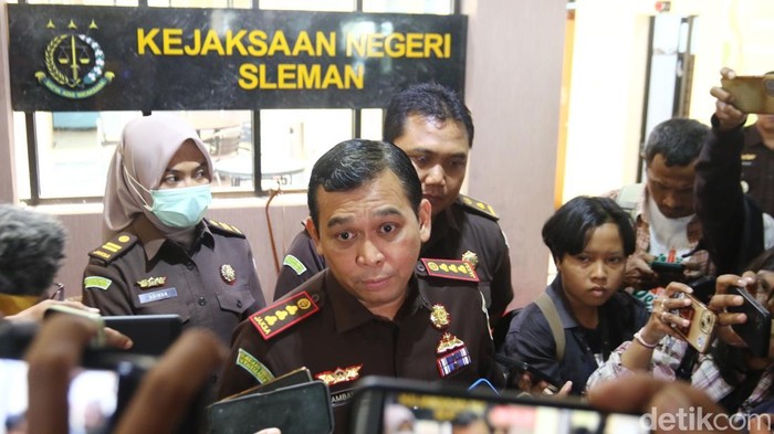 Kepala Kejaksaan Negeri Sleman Bambang Yunianto saat memberikan keterangan kepada wartawan di Kejari Sleman, Senin (26/1/2026)