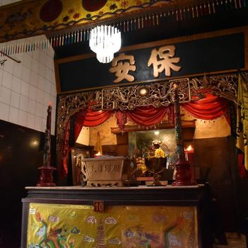 Klenteng Hok An Kiong Klenteng yang awalnya berfungsi sebagai tempat menginap sementara bagi orang yang baru datang dari Tiongkok secara perlahan tempat tersebut berubah fungsi menjadi tempat ibadah